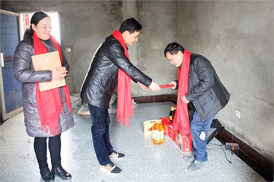 虎豹男裝新春慰問(wèn)貧困戶(hù)