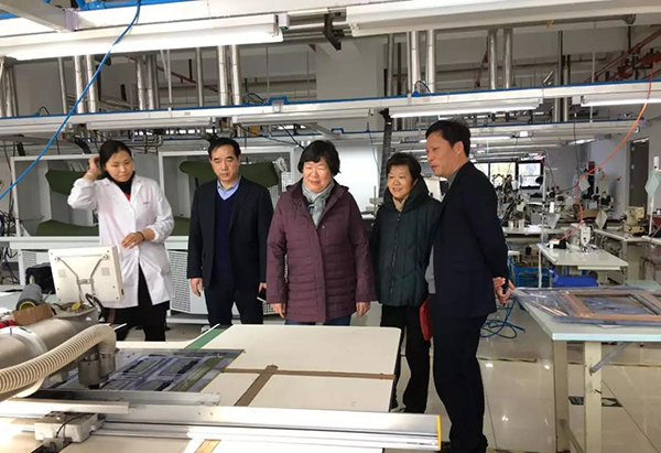 虎豹集團(tuán)沙增斌副總經(jīng)理陪同謝會(huì)長(zhǎng)、郁會(huì)長(zhǎng)參觀工廠
